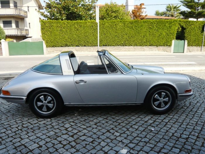 Porsche 911S Targa 1971 Metallic Silver Right Side